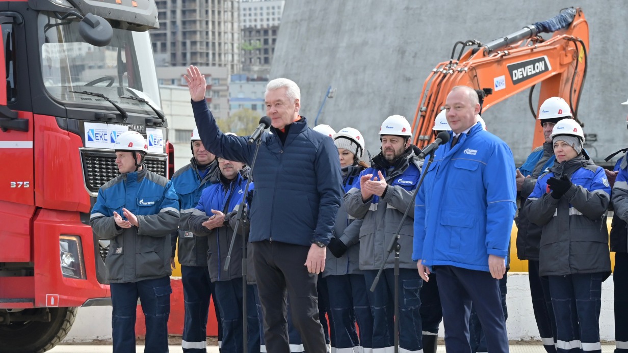 Мэр Москвы Сергей Собянин вместе с сотрудниками «Газпрома» дал старт работам по строительству энергоблоков. В торжественной обстановке был залит первый, так называемый золотой куб бетона