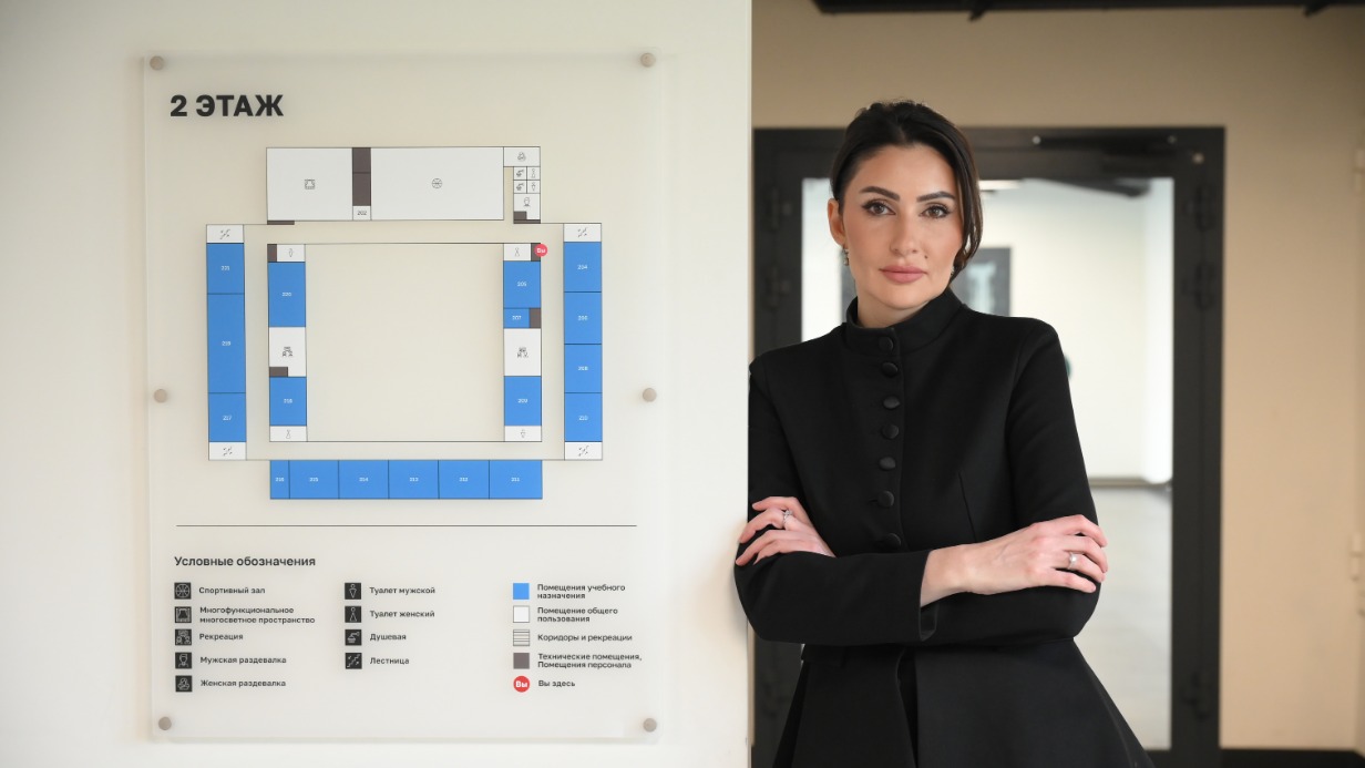 Директор образовательного центра «Протон» Самира Караханова в школьном здании на Филевском бульваре, обновленном по программе «Моя школа»