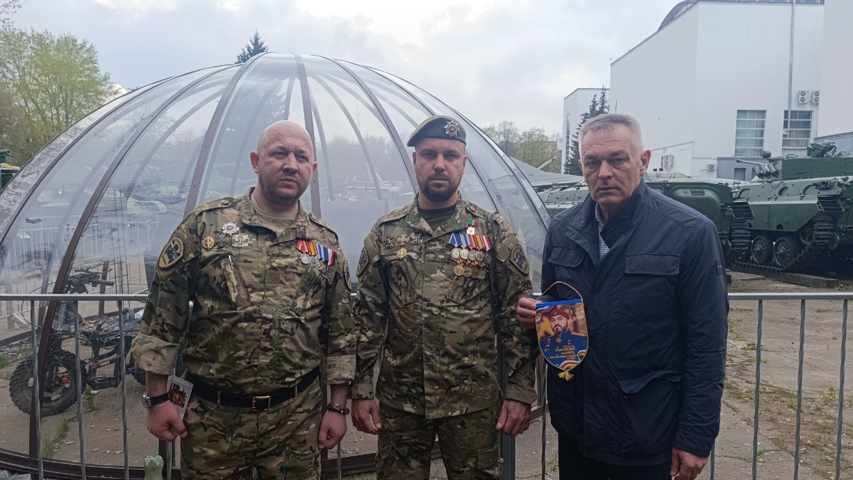 Военкоры спецназа «Ахмат» Роман Мех и Антон Карпов на встрече с начальником отдела фондов Центрального музея Вооруженных сил РФ Станиславом Вельским