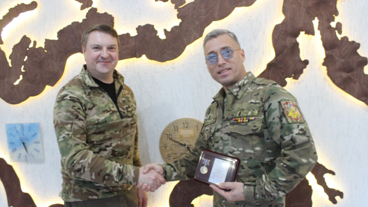 Спецпредставитель СТД Руслан Банковский вручил награду «Спасаем Веру и Отечество» солисту ансамбля «Рубиновая звезда» Артуру Григу