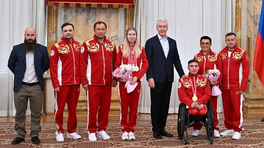 Мэр Москвы Сергей Собянин встретился с московскими спортсменами — чемпионами, призерами XIV Паралимпийских зимних игр 2026 года, а также их тренерами