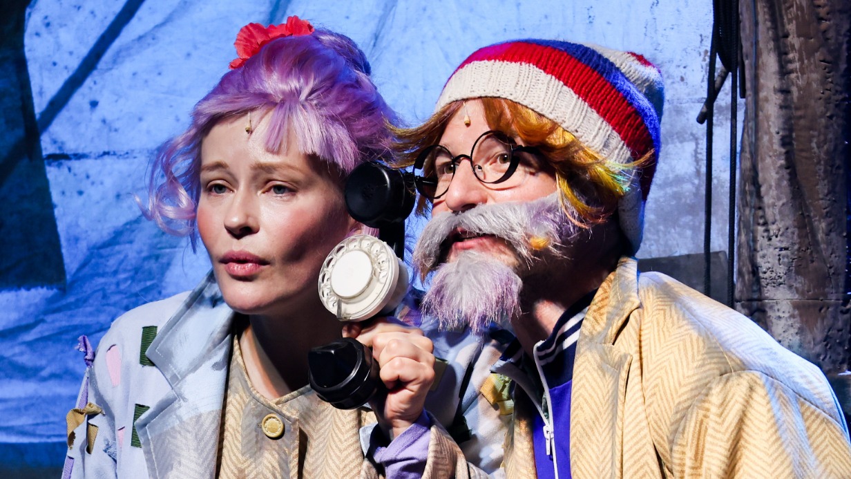 Актриса и режиссер спектакля «Вафельное сердце» Юлия Пересильд в роли Елены Сергеевны и Павел Акимкин в образе Тимофея Петровича