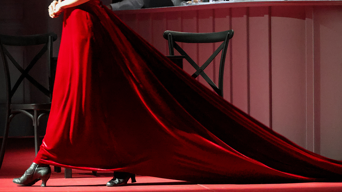 Актриса Дарья Авратинская во время спектакля "Каренина"