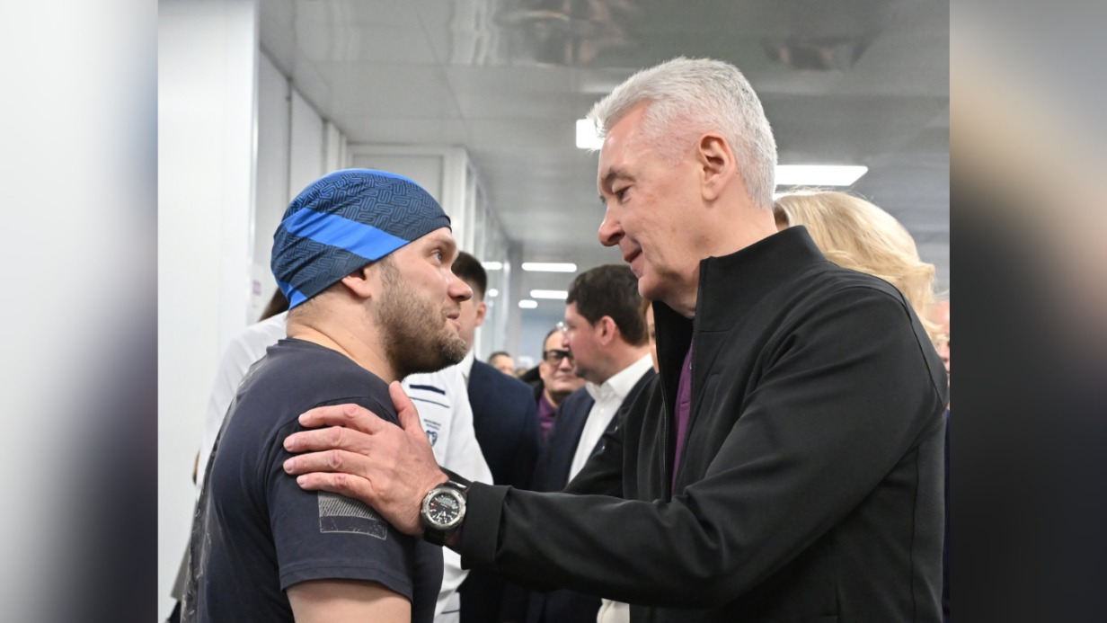 Мэр Москвы Сергей Собянин во время посещения Центра протезирования и комплексной реабилитации для участников СВО