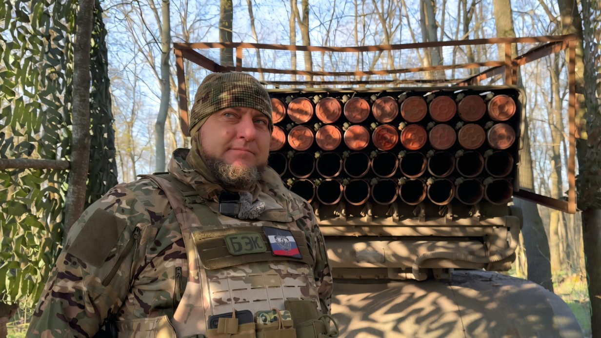 Заместитель командира взвода с позывным «Бэк» рядом со своей боевой машиной во время подготовки техники к очередному дежурству. РСЗО еще предстоит заправить и зарядить снаряды для стрельбы