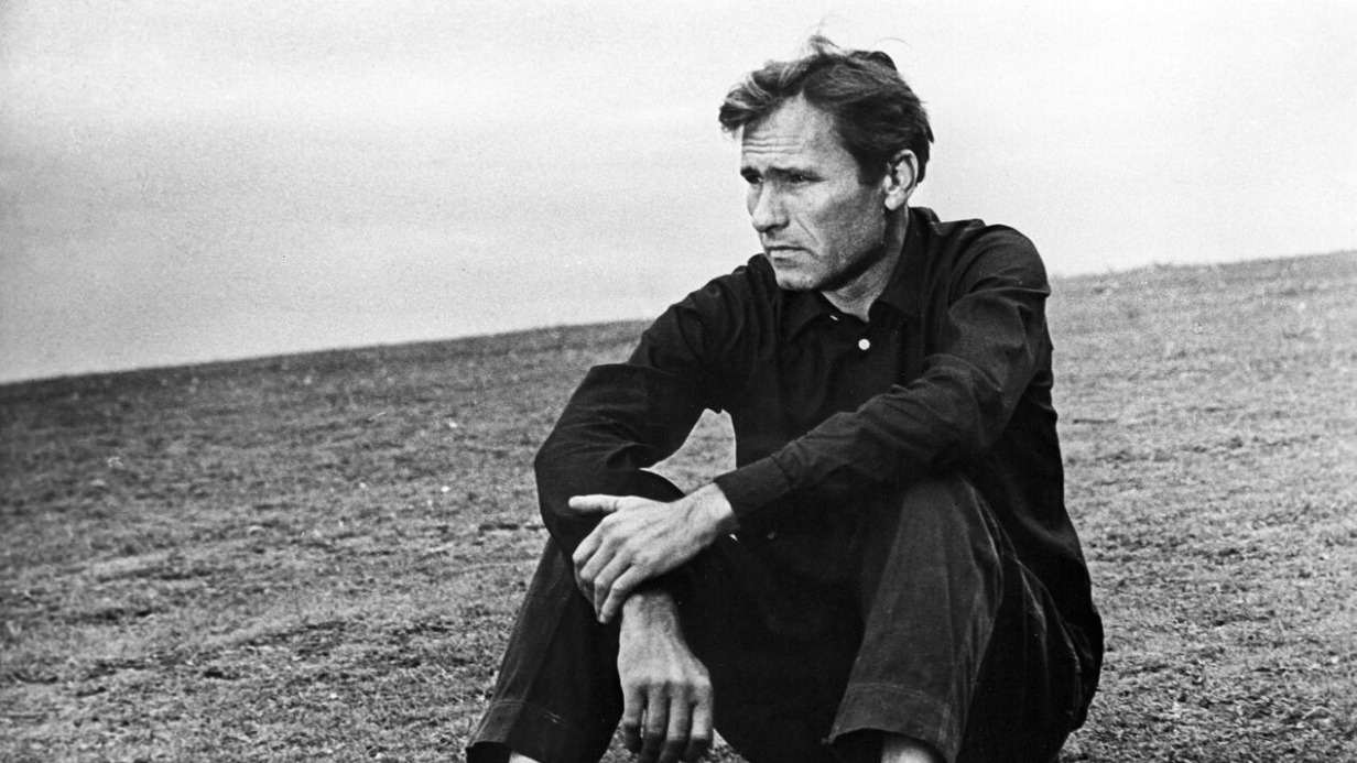 Кадр из фильма режиссера Василия Шукшина «Печки-лавочки». В этот момент герой произносит фразу: «Все, ребята, конец!». И это звучит и как завершение фильма, и как грустная констатация ухода чего-то важного, бесшабашного и по-настоящему «русского», что воплощает его герой