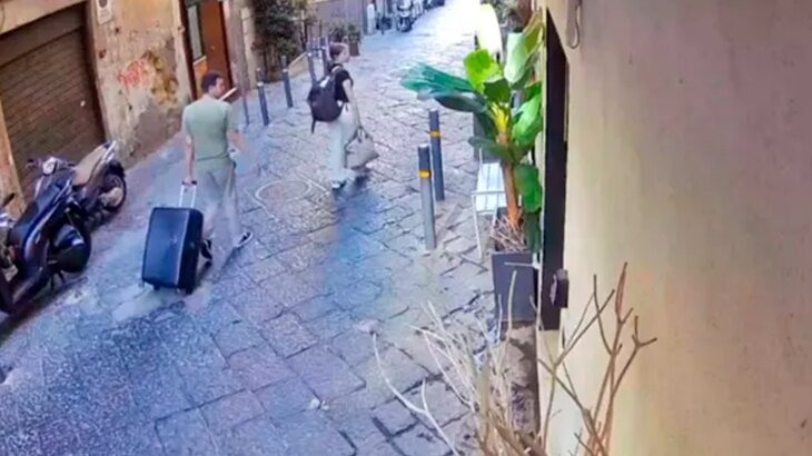 Подросток в Неаполе убил туристку, сбросив статую с третьего этажа 