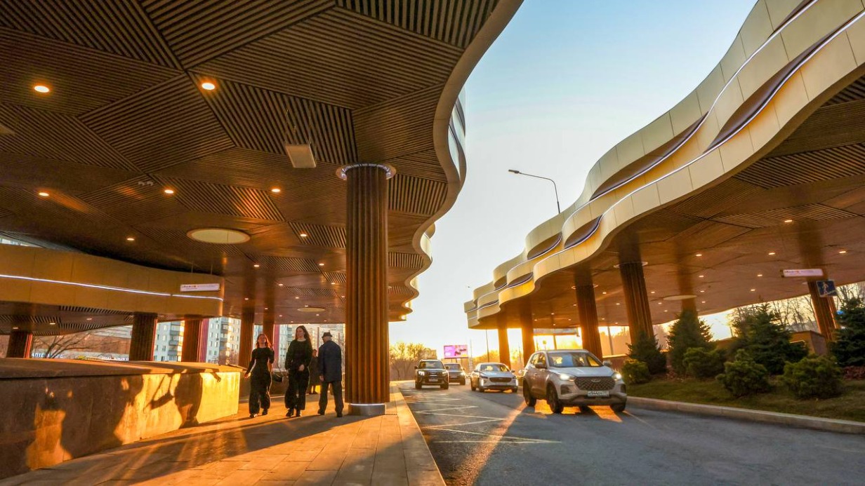 Пять навесов «сухие ноги» появились около станции метро «Славянский бульвар»