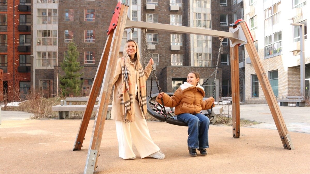 Москвичка Анастасия Емельянова с дочерью Алисой на площадке у нового дома