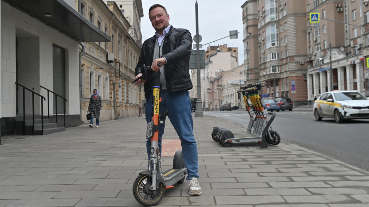 Представитель кикшеринговой компании Денис Балакирев