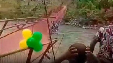 Новый пешеходный мост в Колумбии рухнул в реку на церемонии открытия