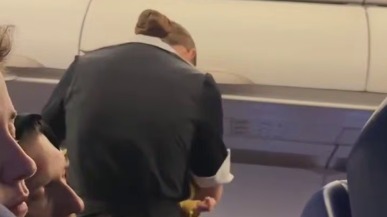 Стюардесса рейса Москва — Горно-Алтайск помогла молодой маме укачать ребенка