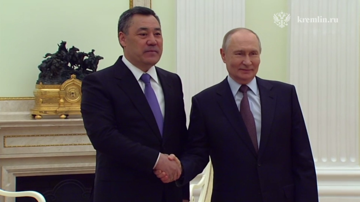 Путин встретился с президентом Киргизии Садыром Жапаровым в Кремле