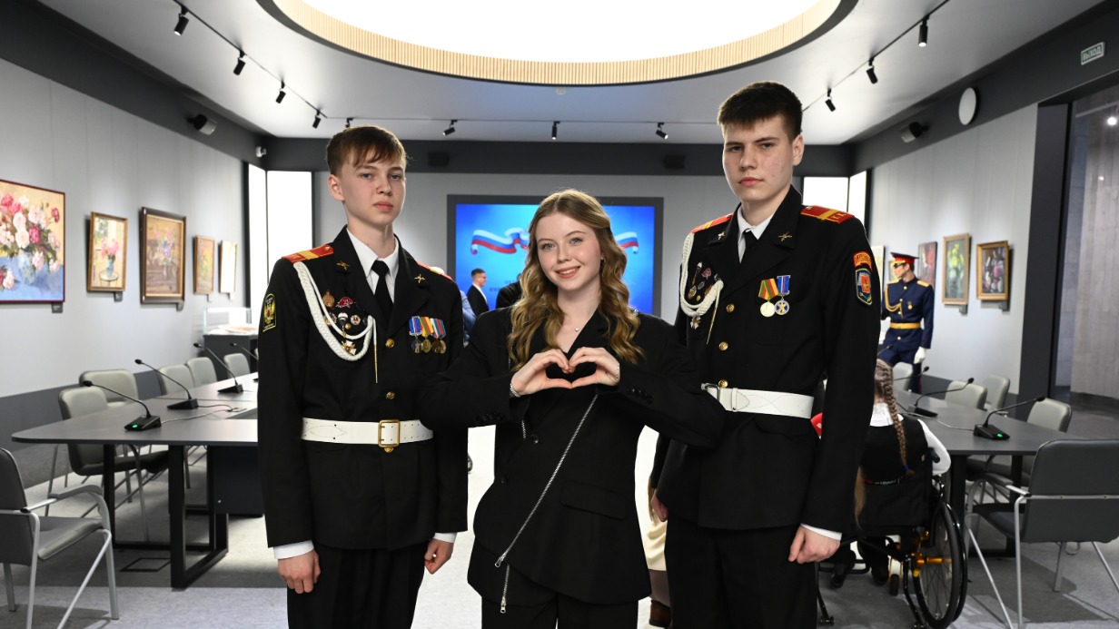 Лауреаты Всероссийской общественно-государственной инициативы «Горячее сердце»: Вадим Скворцов, София Стрельцова и Михаил Ромахов перед церемонией награждения