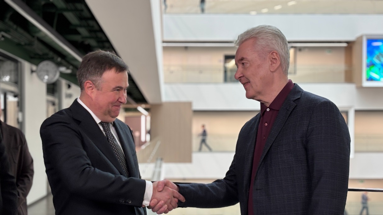 Мэр Москвы Сергей Собянин и гендиректор АО «Телекомпания НТВ» Алексей Земский в новом технопарке. Мэр отметил важность внедрения отечественных технологий для теле- и радиовещания