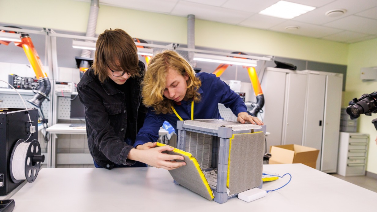 Николай Федин и Илья Евстигнеев в детском технопарке «Альтаир» трудятся над макетом своей звукоизоляционной комнаты