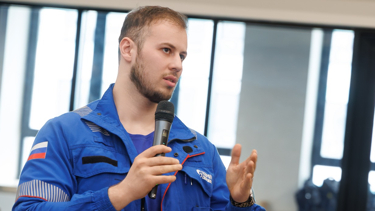 Один из героев фильма — оператор установки Московского НПЗ Александр Киртока