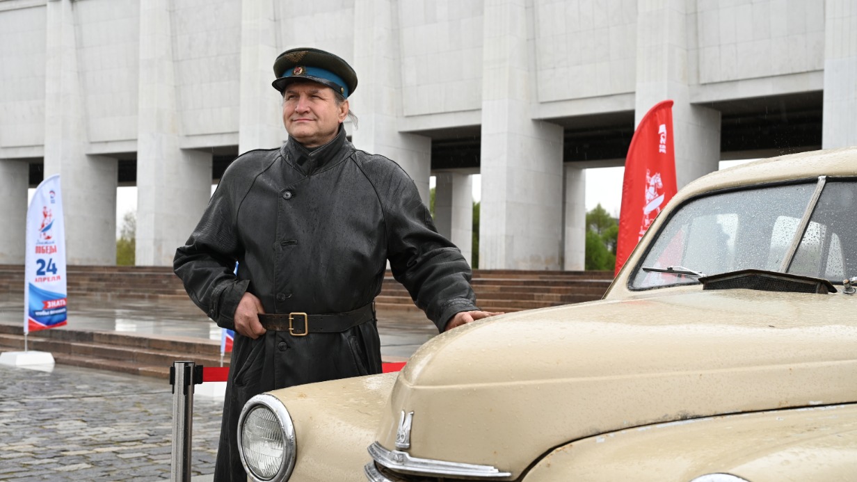 Участник автопробега Сергей Беда рядом со своей машиной ГАЗ-М-20 «Победа» около Музея Победы на Поклонной горе