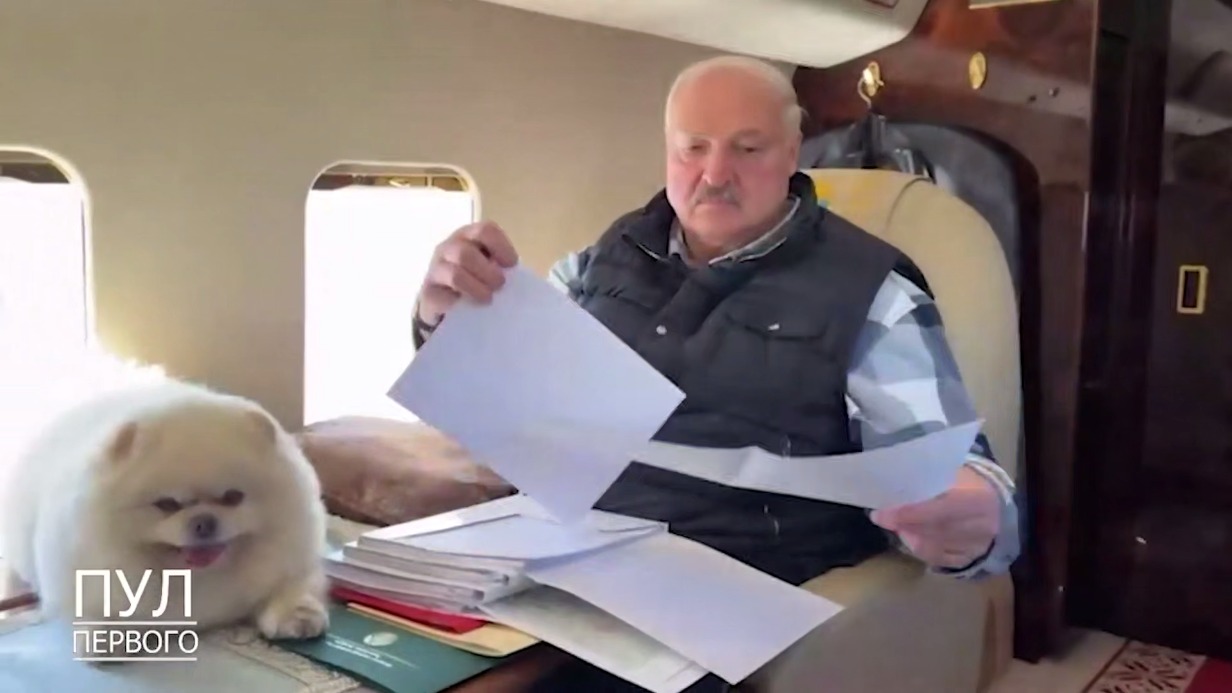 Лукашенко вместе с Умкой на вертолете проверил ход посева в Минской области