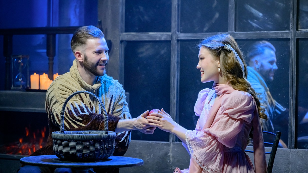 Игорь Михмель (Медведь) и Мария Савицкая (Принцесса) на сцене театра