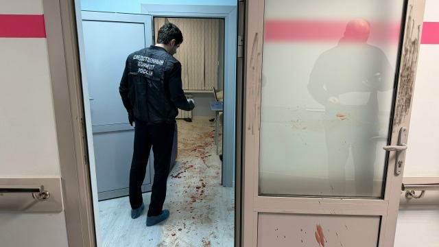 Мужчина с ножом напал на двоих врачей в больнице в Дагестане