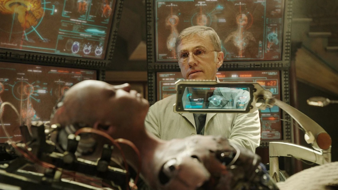 Доктор Дайсон Идо (Кристоф Вальц) находит на свалке останки девушки-киборга. Он восстанавливает ее тело и дает ей имя — Алита (Роза Салазар). Девушка-робот показана в виде продвинутого искусственного интеллекта, имеющего внутренние ограничители, благодаря которым вред для человека сведен к минимуму