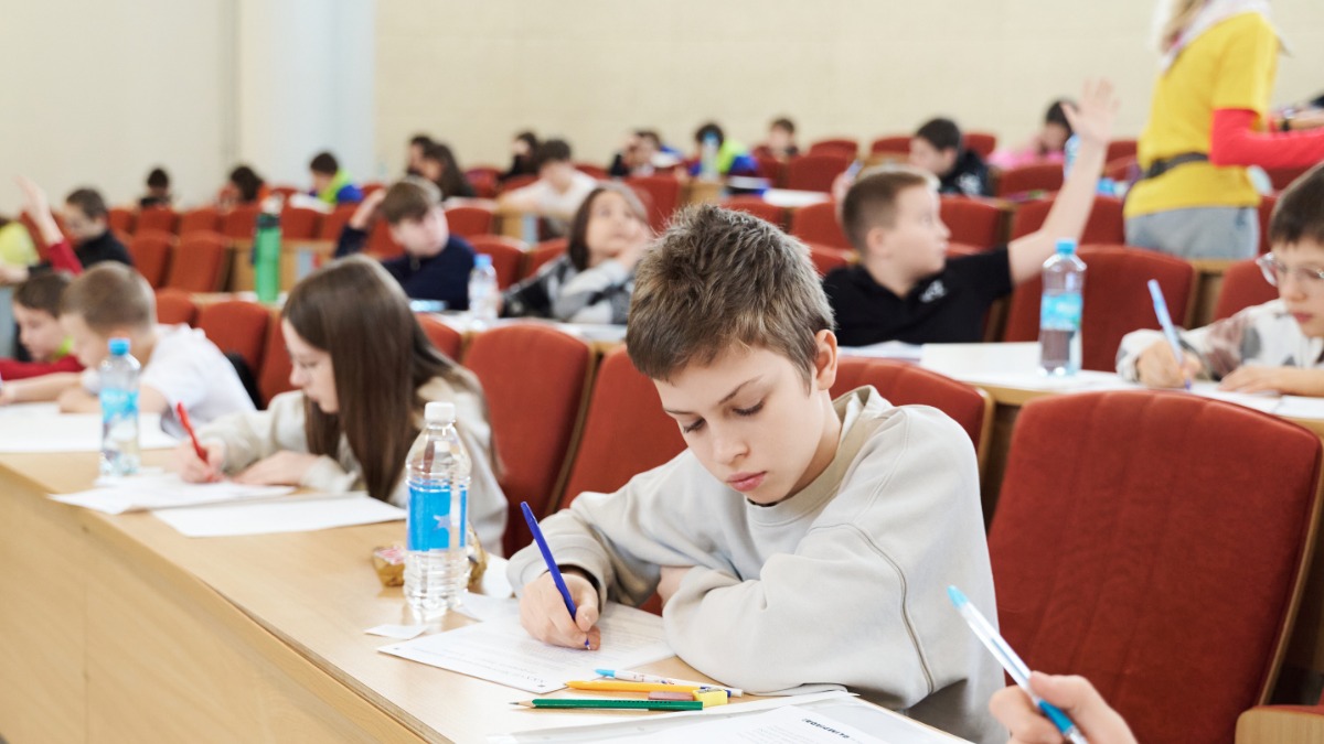 Более 200 тысяч юных москвичей приняли участие в первом этапе олимпиады «Готов к жизни в умном городе»