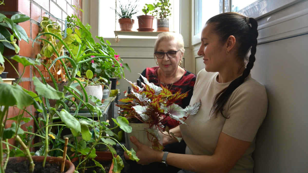 Больше, чем забота: соцработники находят общие увлечения с москвичами старшего возраста