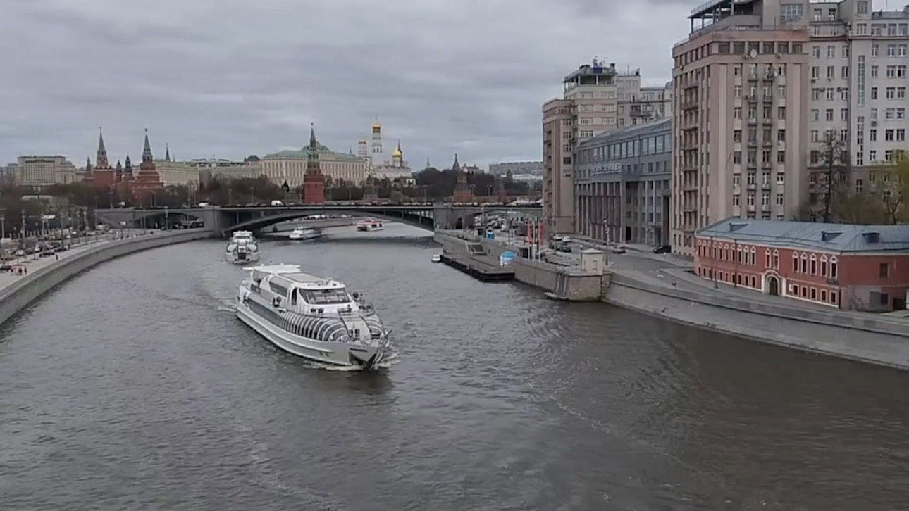 Парад судов прошел в Москве в честь открытия сезона летней навигации на реке