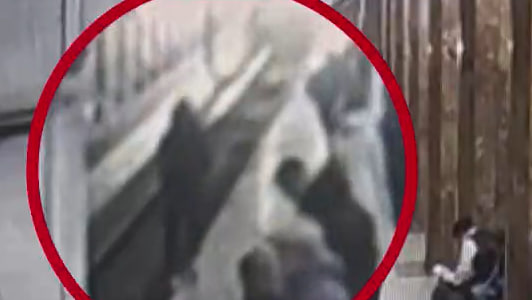 Пассажир засмотрелся в телефон и упал на пути в московском метро