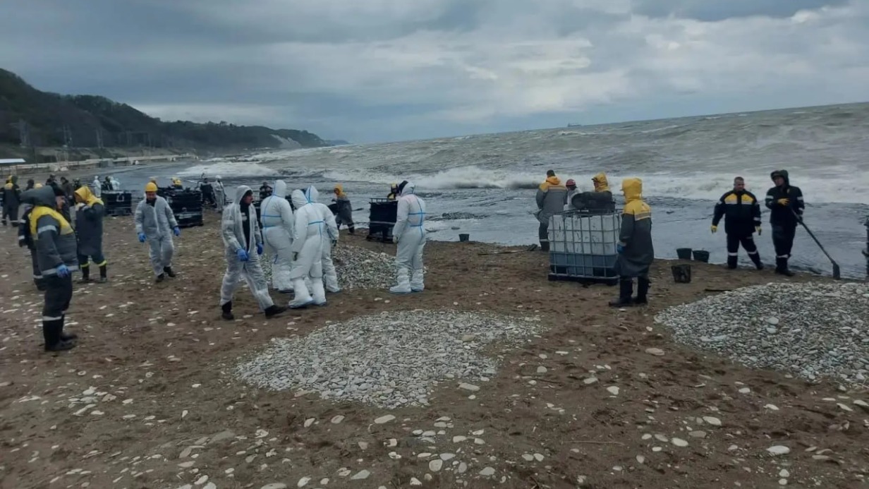 Нефтепродукты из реки в Туапсе частично попали в акваторию Черного моря