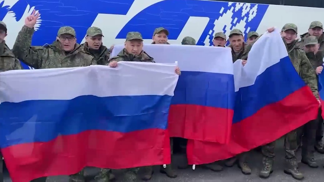 Появились кадры возвращения российских военных из украинского плена