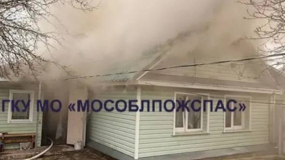 Частный дом вспыхнул в подмосковной деревне Истомихе
