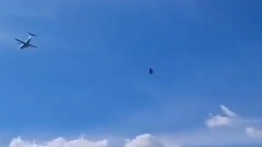 Испанские военные уничтожили внедорожник за 600 тысяч евро, сбросив его с неба