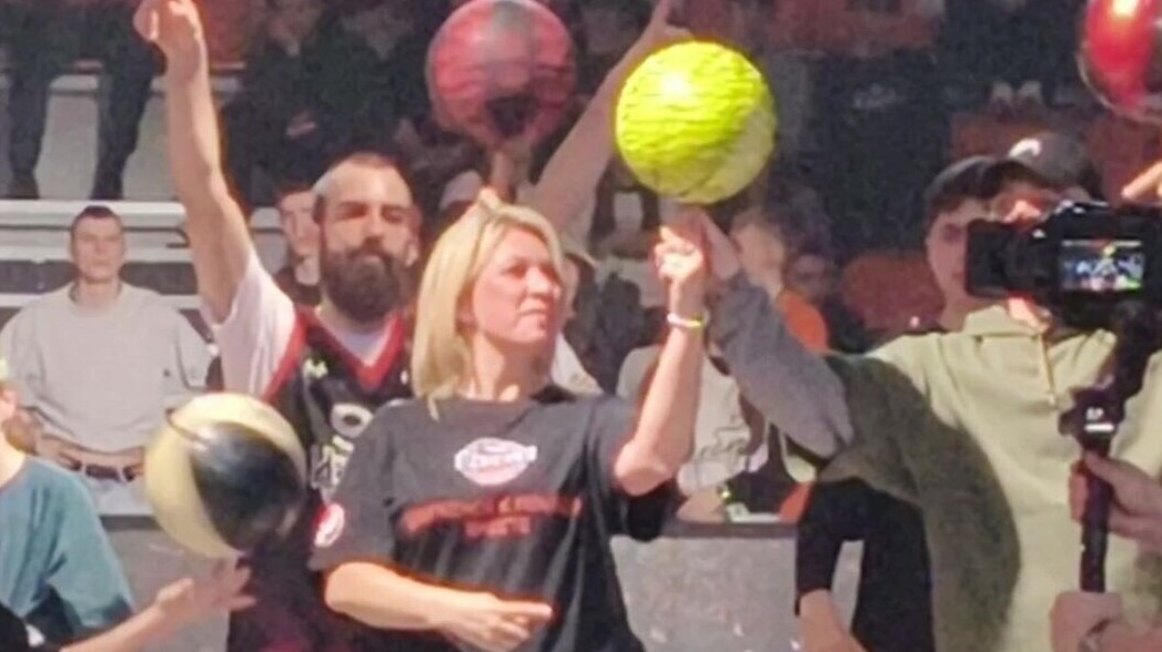 Захарова показала фристайл с мячом на пальце на баскетбольном турнире