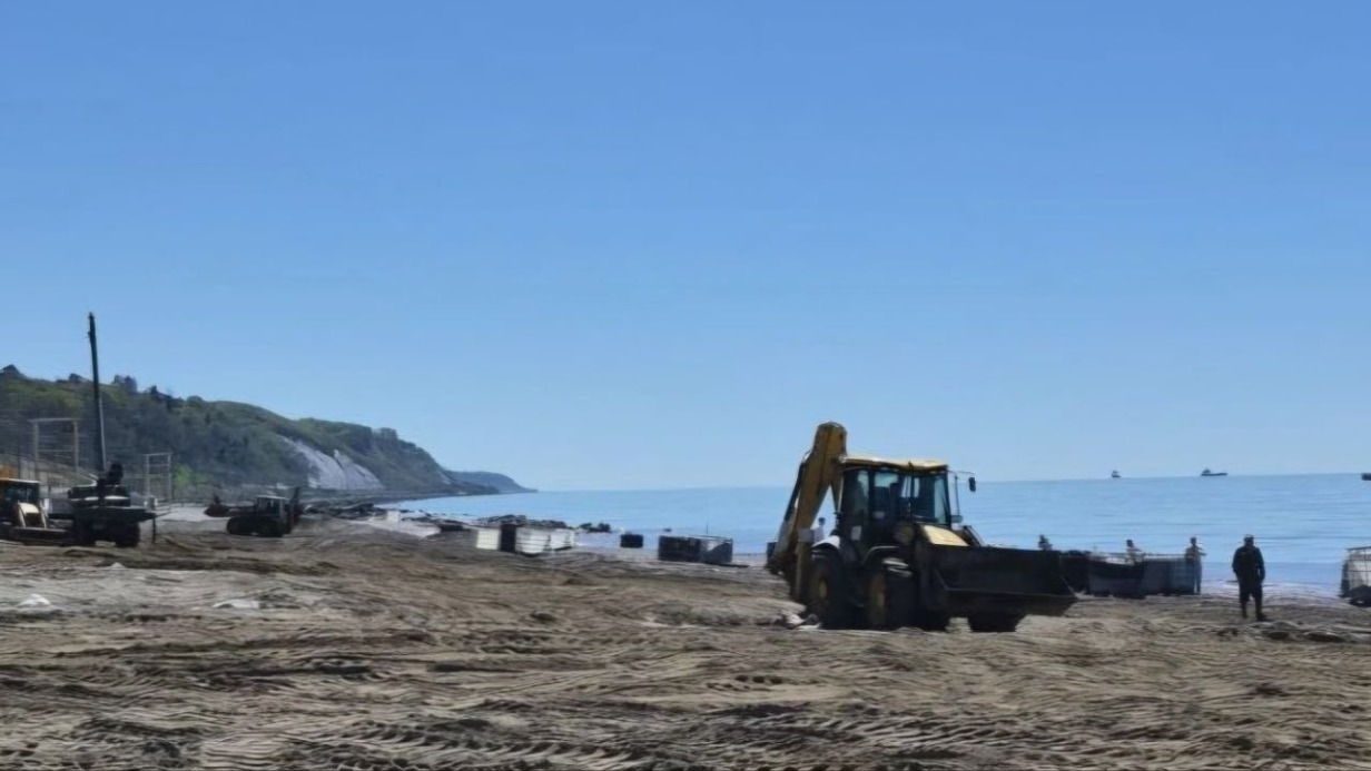 Бойко рассказал, как в Туапсе идут работы по уборке загрязненного нефтью грунта