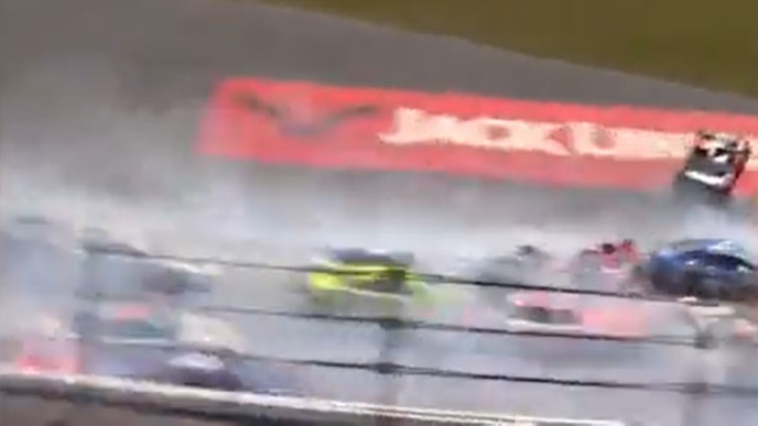 Авария с участием 27 автомобилей произошла на гонке NASCAR Cup Series в США