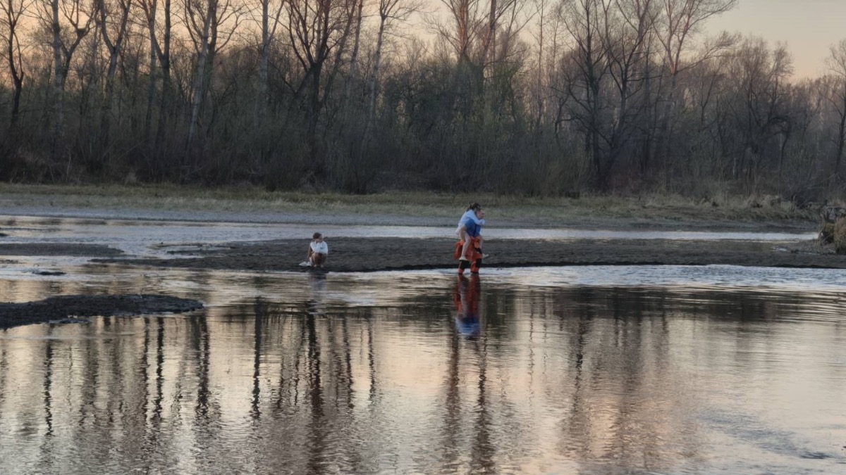 Двух девочек спасли с уходящего под воду острова в Красноярском крае