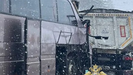 Один человек погиб в ДТП с участием автобуса и грузовика в Подмосковье