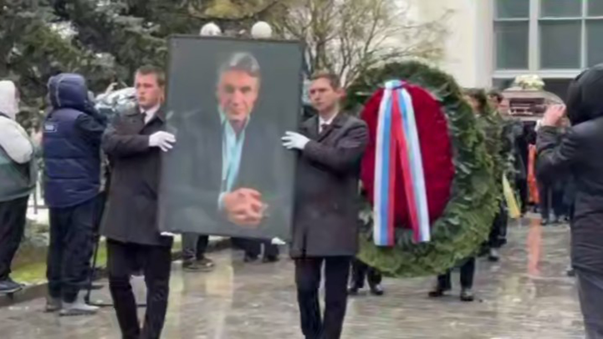 Гроб с телом телеведущего Алексея Пиманова вынесли из зала для прощаний