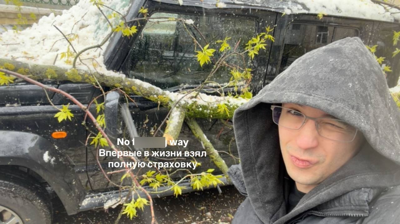 Упавшее дерево раздавило автомобиль рэпера Славы Мэрлоу в Москве