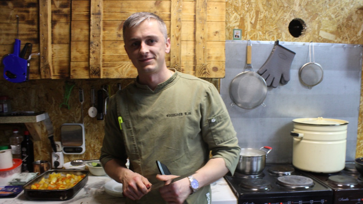 Старший повар роты материально-технического обеспечения Виталий с позывным «Бурбон» готовит в блиндаже обед для сослуживцев