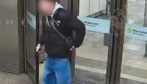 Пьяный москвич угрожал пистолетом мужчине у входа на станцию метро «Яхромская»