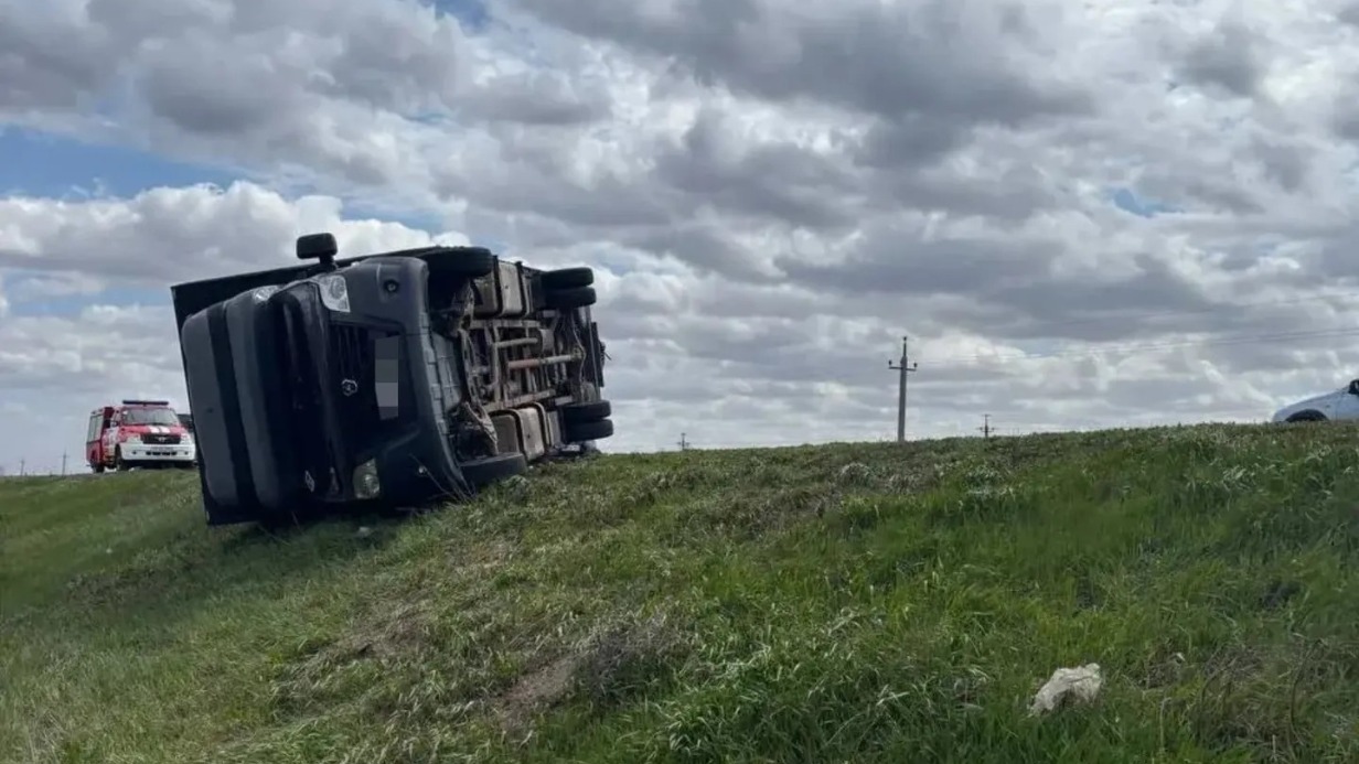 Грузовик сдуло на трассе в Самарской области