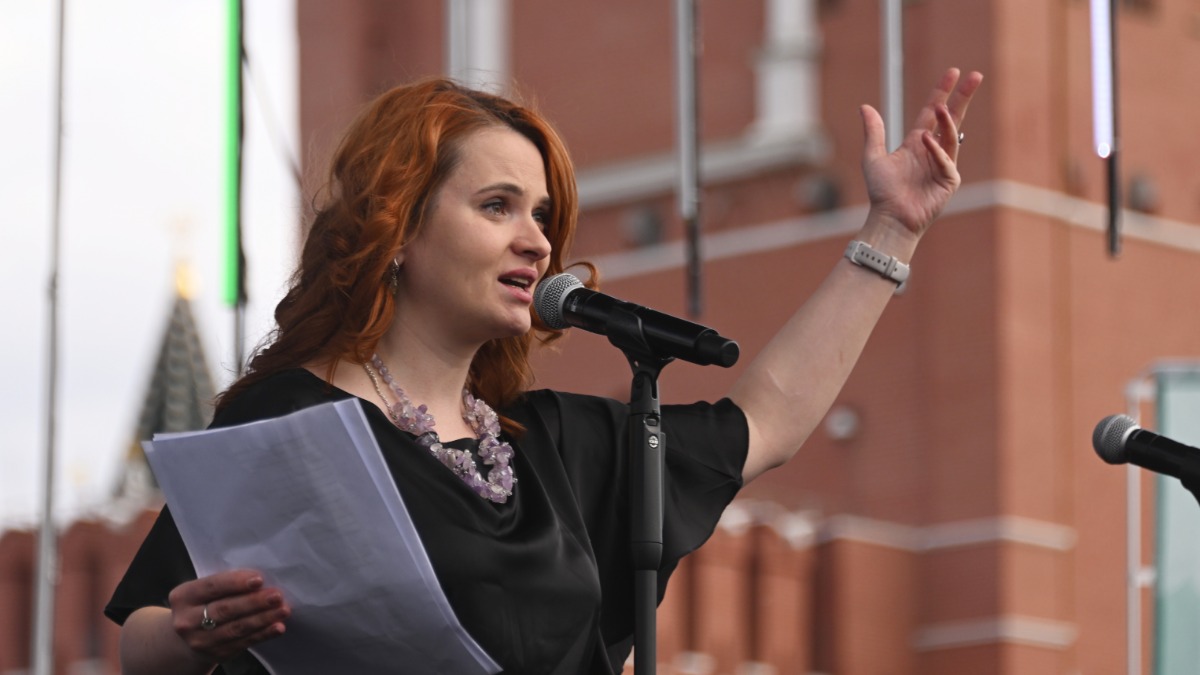 Поэтесса Анна Долгарева во время «Часа поэзии войны и мира» на IX книжном фестивале «Красная площадь» в Москве