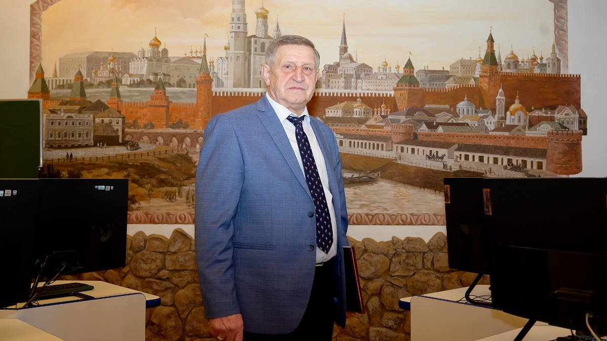 Руководитель Технической инспекции труда Московской федерации профсоюзов Анатолий Захаренков на рабочем месте