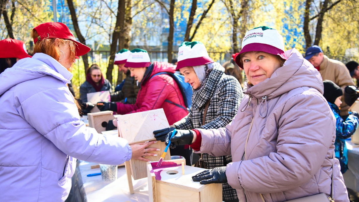 «Московское долголетие» объединило более 1,5 тысячи москвичей на субботнике