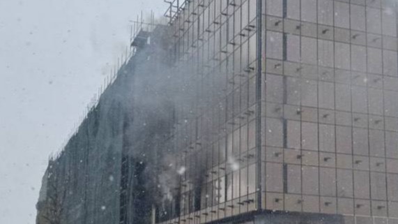 Прокуратура контролирует установление причин пожара на стройке на севере Москвы