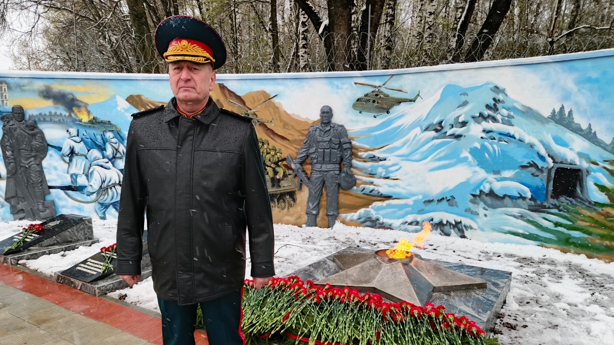 Командир дивизии по охране важных государственных объектов Центрального округа Росгвардии генерал-майор Сергей Довгань у мемориала