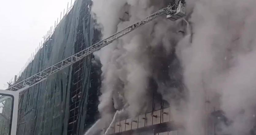 Пожарные ликвидировали открытое горение на стройке в Москве